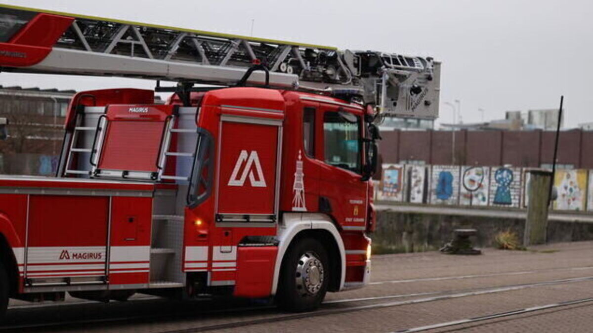 Mehrere Rettungskräfte waren vor Ort, um die Situation schnell unter Kontrolle zu bringen und die Person zu bergen. Foto: Larschow