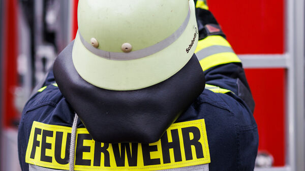 Patientin per Drehleiter aus Duhner Hotel gerettet - Feuerwehr ermahnt Schaulustige