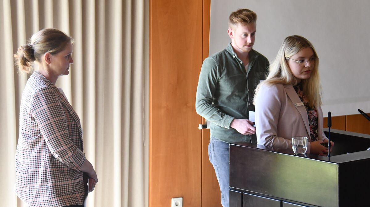 Katrin Kaal, Marvin Blume und Ann-Katrin Steffens stellten das von ihnen und anderen Auszubildenden erarbeitete Projekt zur Demokratieförderung auch im Kreistag vor. Foto: Schröder