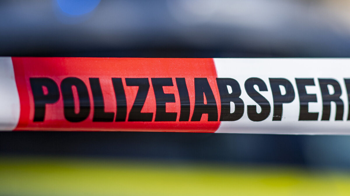 Die Polizei nimmt den Mann letztendlich fest. Symbolfoto: David Inderlied/dpa