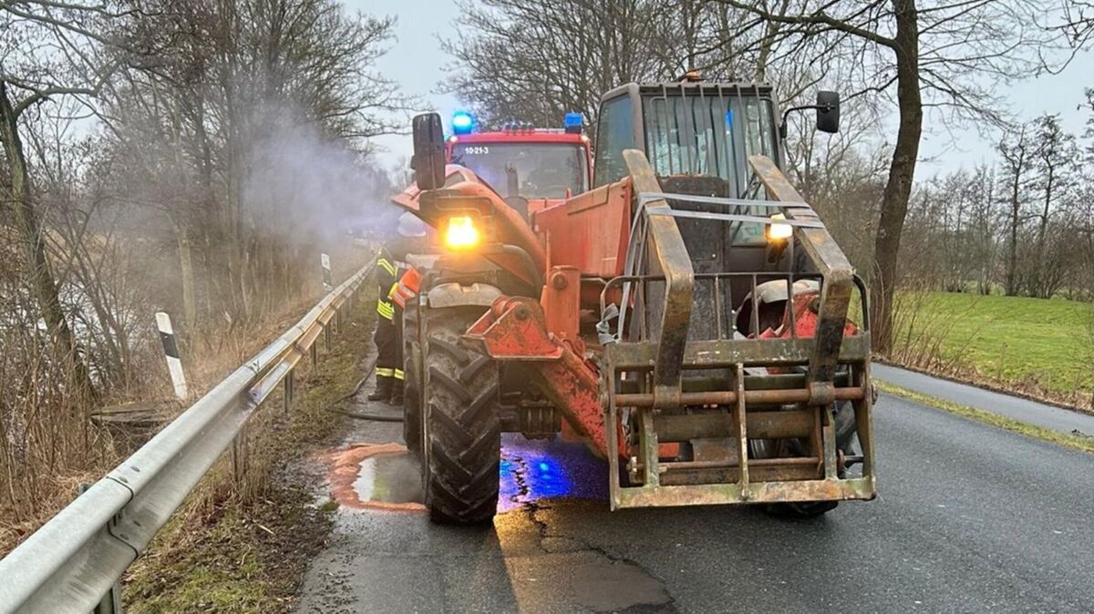 Beim Eintreffen der Einsatzkräfte bestätigt sich die Meldung: starke Rauchentwicklung aus dem Bereich des Motorraums eines Teleskopladers. Foto: Lange
