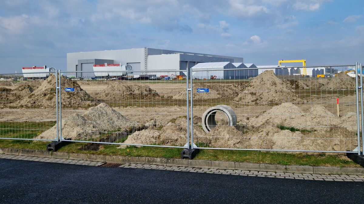 Bauarbeiten für die neue Lagerfläche von Siemens Gamesa in Cuxhaven, die die Logistik für das Unternehmen optimieren soll. Foto: Larschow