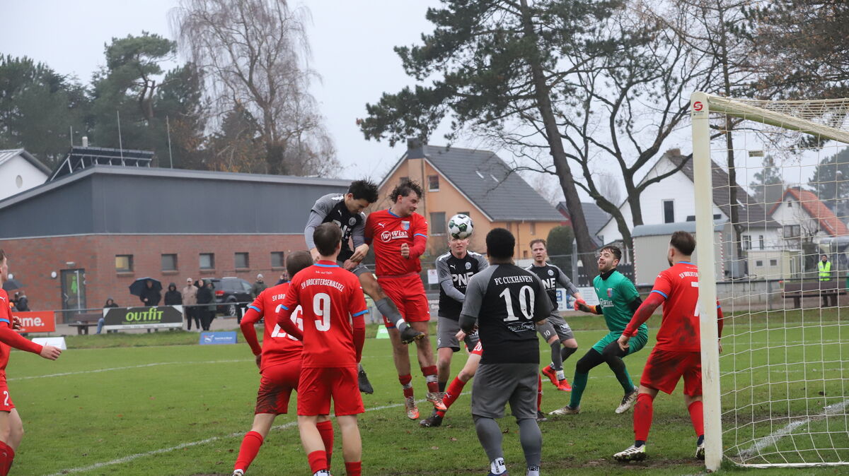 Der Meister der Bezirksliga und Aufsteiger in die Landesliga, FC Cuxhaven, tritt am Sonnabend beim starken Aufsteiger TSV Altenwalde zum Stadtderby an. Foto: Witthohn
