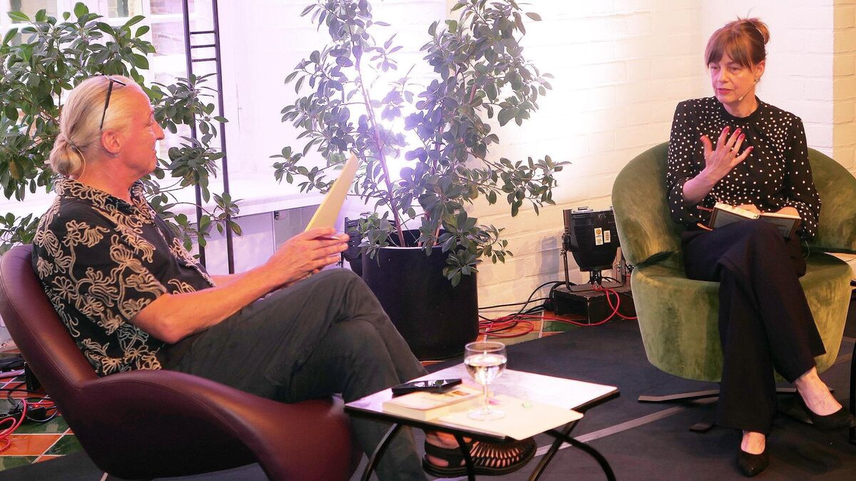 Mariana Leky (r.) spricht im Schloss Ritzebüttel mit Redakteur Jens Potschka über ihr Buch „Kummer aller Art“ und ihre Arbeit als Autorin. Foto: Giesecke