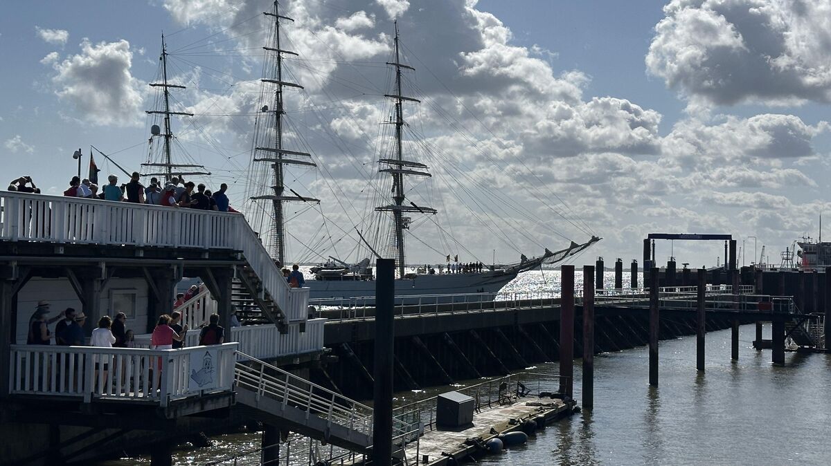Im August 2025 machte das Segelschulschiff "Shabab Oman II" in Cuxhaven Station. Zahlreiche „Sehleute“ auf der Alten Liebe verfolgten die eindrucksvolle Einfahrt des omanischen Dreimasters. Foto: Reese-Winne