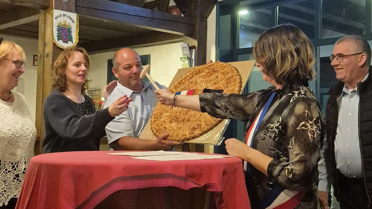 Die Franzosen brachten auch einen riesigen "Broyé"-Keks aus der französischen Region Poitou als Geschenk nach Hemmoor mit. Es handelt sich um ein traditionelles Gebäck aus Mürbeteig, das mit einem Hammer in kleine Stücke zerschlagen und dann gemeinsam in geselliger Runde verzehrt wird. Foto: Cordes