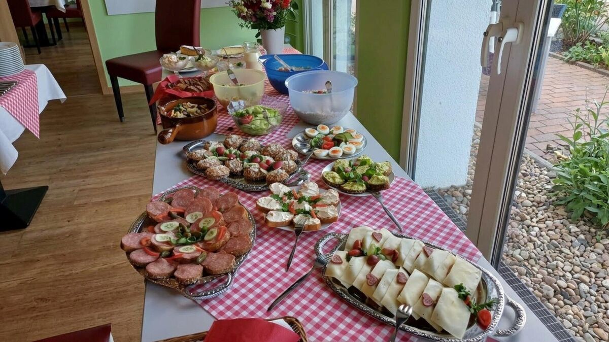 Bratkartoffeln mit Rührei, belegte Brote, selbst gebackener Kuchen und Nachtisch lassen keine Wünsche offen. Foto: Lange