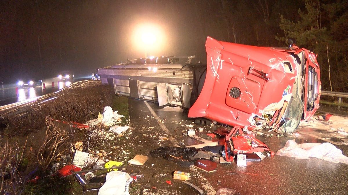 Bei einem Verkehrsunfall auf der A27 ist ein Lkw-Fahrer am Montagabend schwer verletzt worden. Zudem liefen knapp 24 Tonnen Speiseöl auf die Fahrbahn. Foto: Moorschlatt/dpa