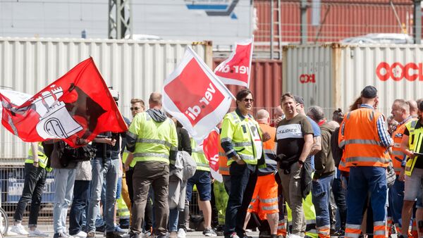 Warnstreik der Hafenarbeiter lähmt den Hafen in Bremerhaven