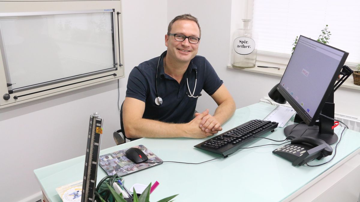 Der Ostener Lars Toborg schätzt die langfristigen Einblicke, die Landärzte in die Lebenswege ihrer Patienten haben. Die persönliche Komponente zählt für ihn zu den zentralen Reizen seiner Arbeit. Foto: Grandke