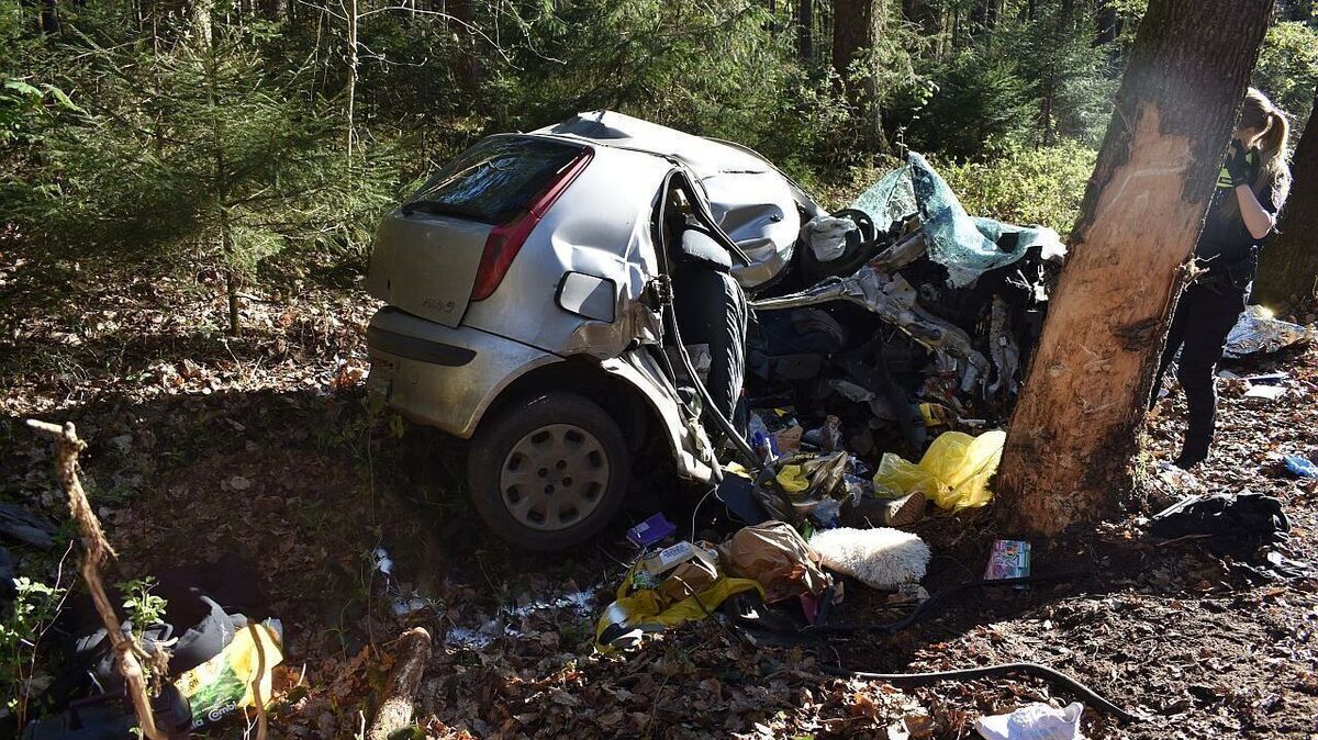 Das Fahrzeug wurde bei dem Unfall auf der B74 total beschädigt. Foto: Polizei Stade