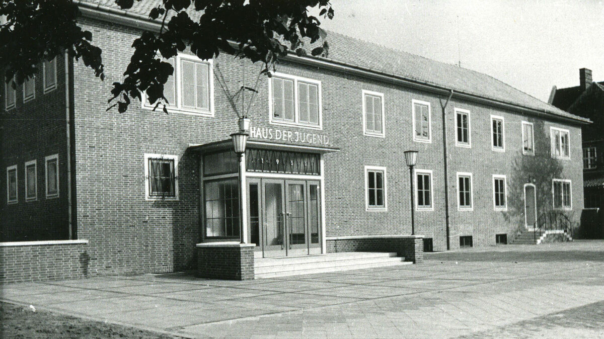 Das Haus der Jugend im Juli 1953, einen Monat nach seiner Eröffnung. Am Portal stehen die Zahlen "1952" - sie markieren das Jahr des Baubeginns. Foto: H. Borrmann/Stadtarchiv Cuxhaven