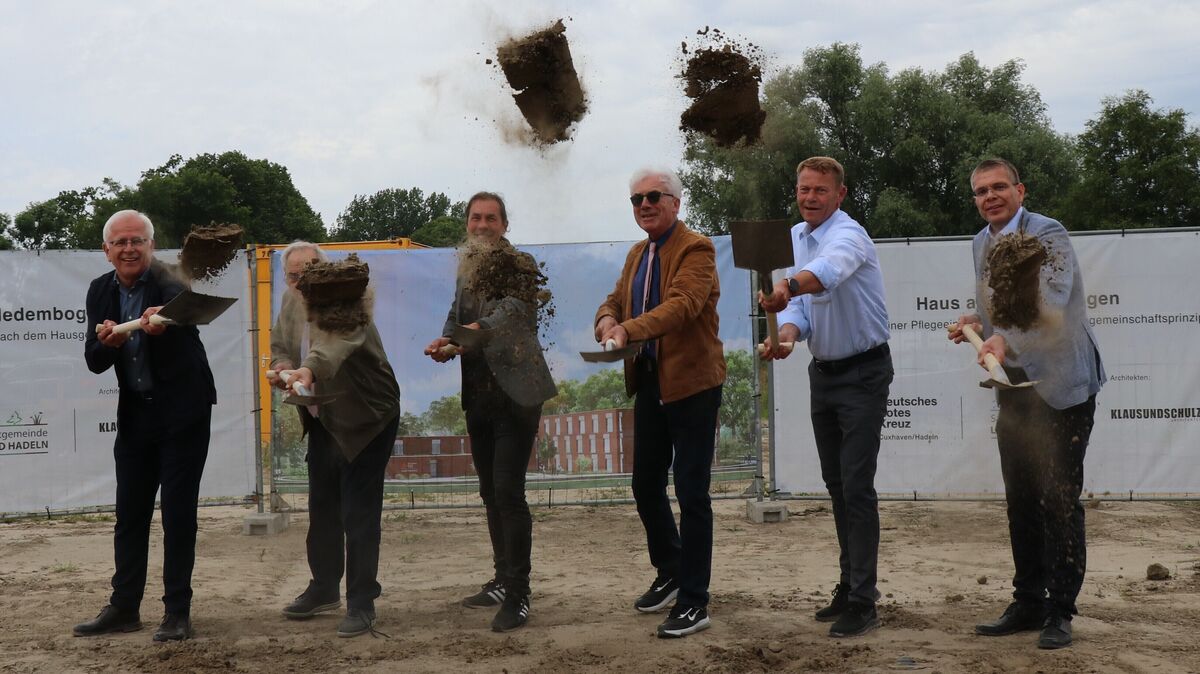 Gemeinsam griffen sie zum Spaten, um symbolisch den Bau des DRK-Seniorenheims zu beginnen (v.l.n.r.): Architekt Prof. Georg Klaus, DRK-Präsident Dr. Jürgen Haselberger, Samtgemeindebürgermeister Frank Thielebeule, DRK-Präsident Werner Otten, DRK-Geschäftsführer Volker Kamps und Helge Dunker vom Bauunternehmen Lüdke. Foto: Mangels
