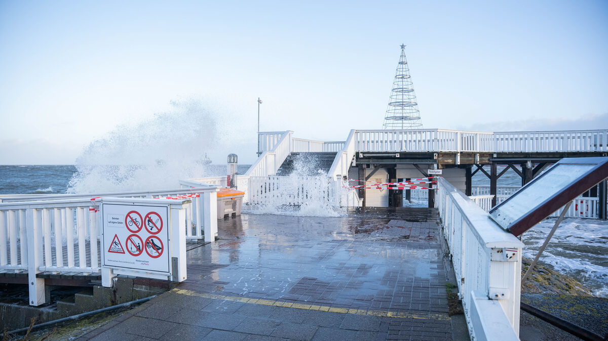 Sturmflut 22. Dezember 2023: Meterhohe Wellen preschen gegen die Alte Liebe. Foto: Keck
