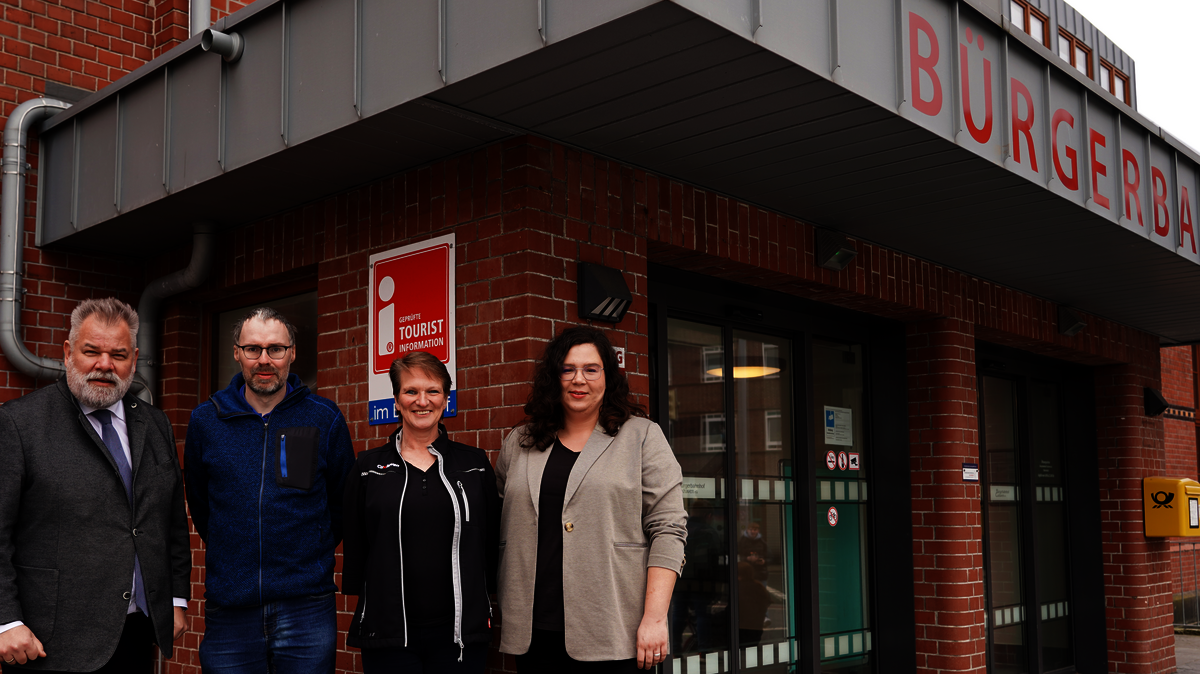 Olaf Raffel (Kurdirektor und Geschäftsführer Nordseeheilbad Cuxhaven GmbH), Michael Glüsing (Service), Bettina Münster (Tourist-Info Bahnhof), Marianne Hanke (Bereichsleiterin Marketing, Veranstaltung und Service. Foto: NHC
