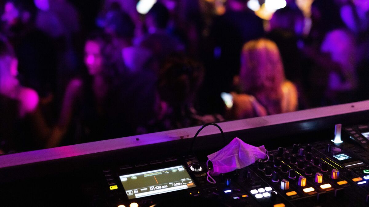 Muss die Maske jetzt dabei sein oder nicht? Betreiber von Tanz-Lokalen und deren Gäste sind verwirrt: Erst war die Mund-Nasen-Bedeckung ein ständiger Begleiter in Clubs und Discos, dann für kurze nicht mehr. Jetzt muss die Maske wieder dabei sein - aber nicht lang. Symbolfoto: von Ditfurth/dpa
