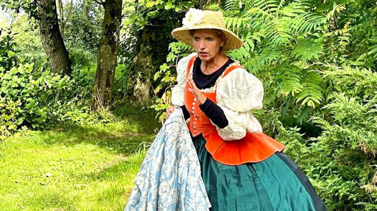 Schauspielerin Petra Jaeschke in der Rolle der Bienenkönigin: fantasievoll, feinsinnig, voller Spielfreude.