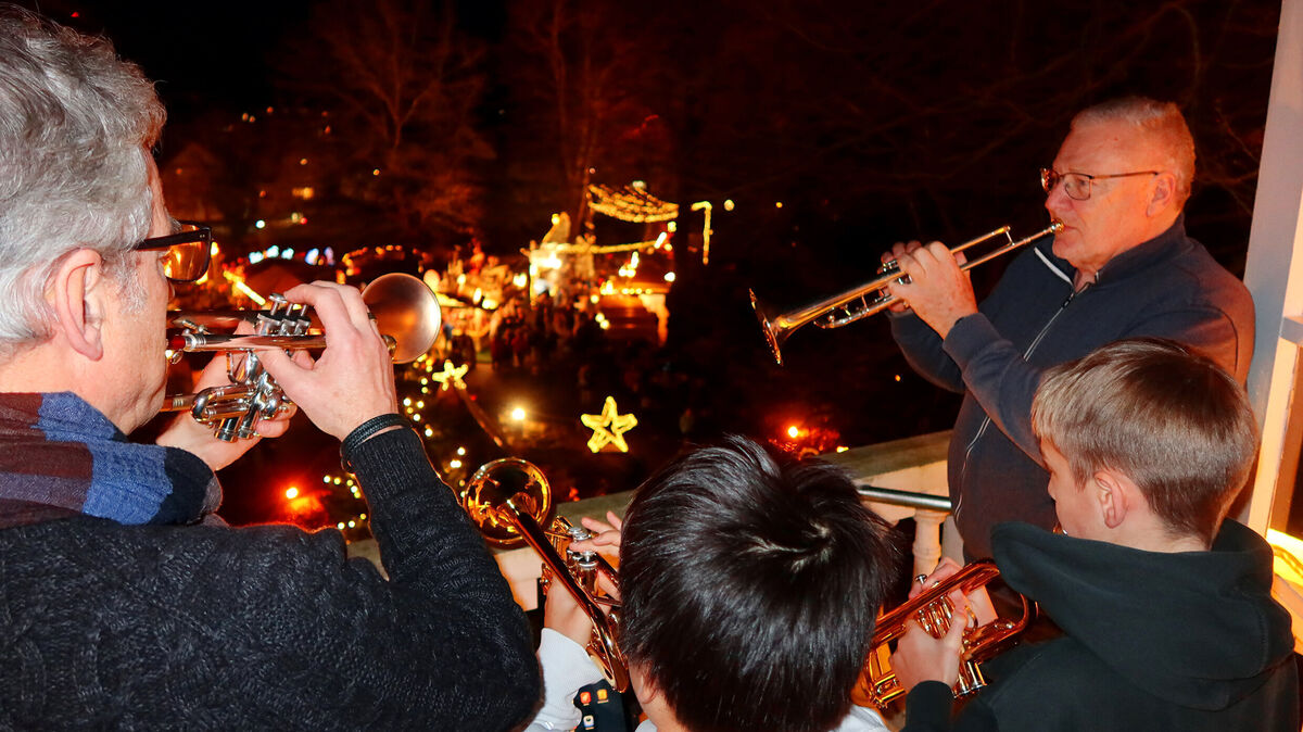Wenn der Balkon zur Bühne wird: Junge Musiker und erfahrene Turmtrompeter lassen eine Jahrhunderte alte Tradition neu aufleuchten. Foto: Joachim Tonn
