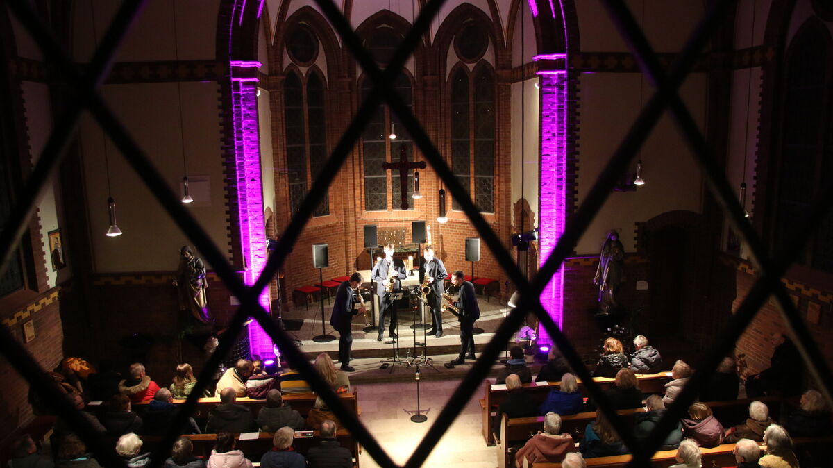 Durch das verzierte Metallgitter der Empore: Das Kebyart Saxophon Quartett mit Pere Méndez, Víctor Serra, Robert Seara und Daniel Miguel verwandelte die Herz-Jesu-Kirche am Meer in einen Klangraum zwischen Minimal Music und Jazz. Foto: Potschka