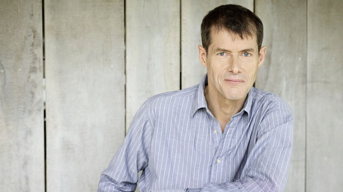 Der Dichter Uwe Kolbe, Otterndorfer Stadtschreiber des Jahres 2014, präsentiert seinen neuen Gedichtband über die Elbe. Foto: Gaby Gerster