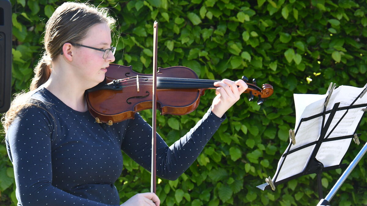 Auch musikalisch wurde bei der Gedenkstunde in Otterndorf an den Tod der 14 Kleinkinder erinnert. Foto: Schröder