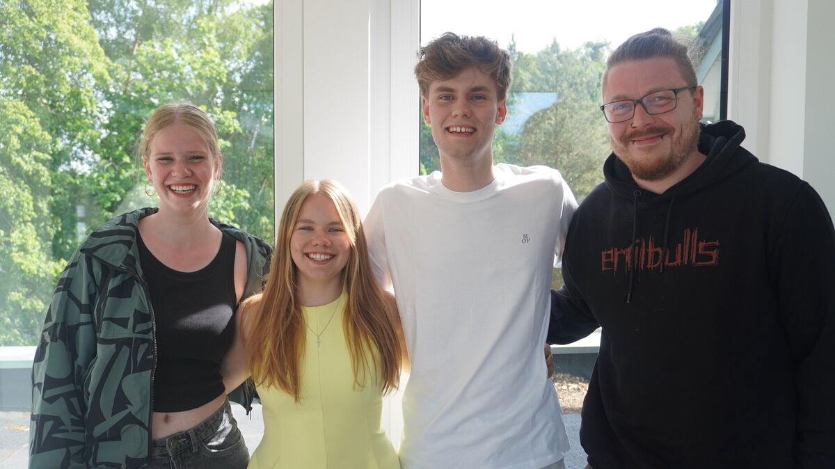 Fionna Diehr (l.), Yasmin Maag (2 v. l.), Leo Stelling (2 v. r.) und Philipp Schultz vom Paritätischen im „B 4“ in Hemmoor. Foto: Brettschneider