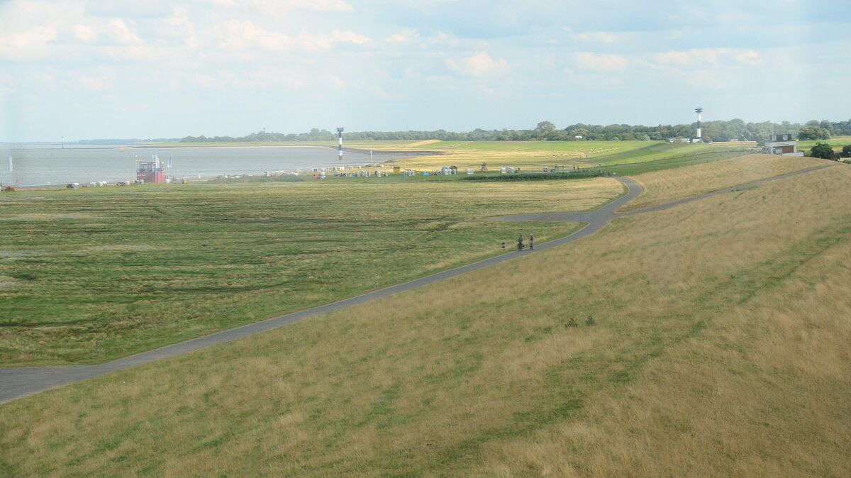 Das Deichvorland bei Altenbruch. Künftig müssen im gesamten Landkreis Cuxhaven bereits ab dem 5. Oktober alle beweglichen Bauten verschwunden sein, um potenzielle Gefahren bei immer früher und höher auflaufenden Sturmfluten abzuwenden. Foto: Rohde