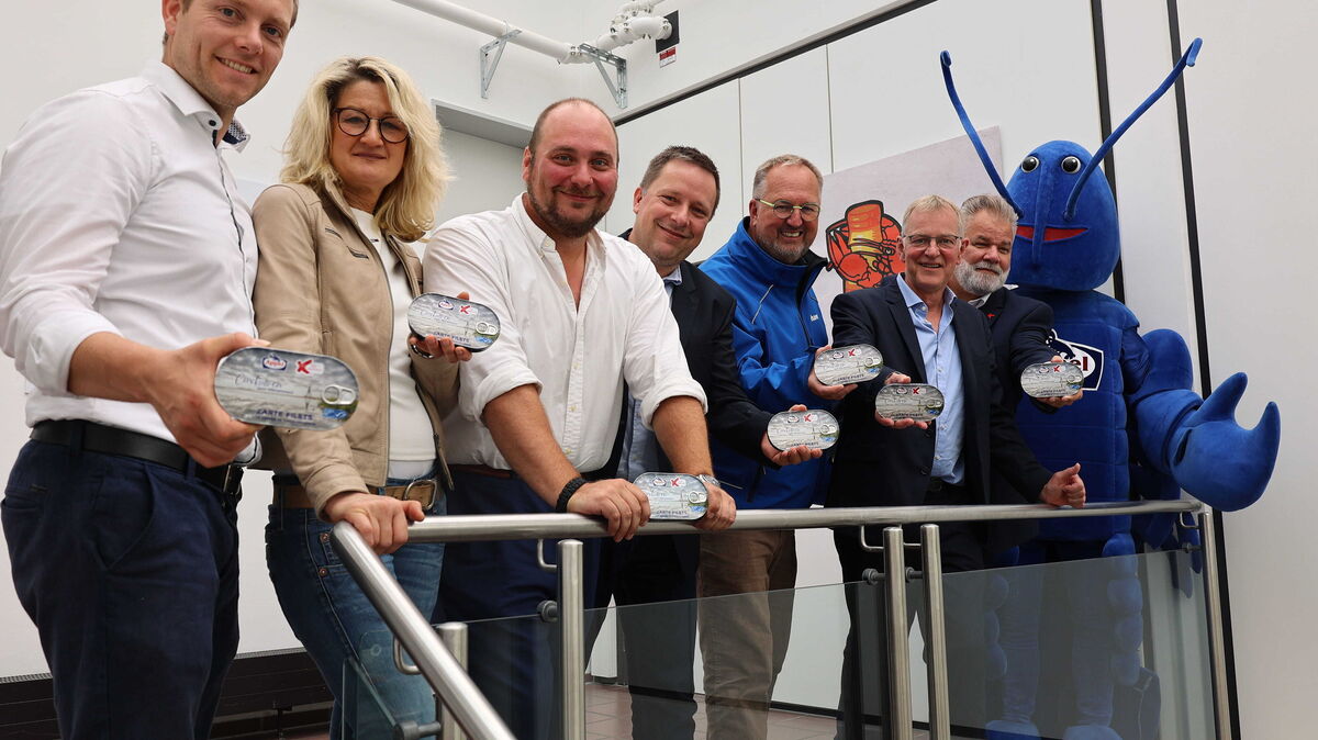 Beim gemeinsamen Fototermin präsentieren (v.l.n.r.) Hauke Knust, Hilke von der Reith (beide Agentur für Wirtschaftsförderung), Christian Neumann (Werksleiter Trivium Packaging Germany GmbH), Christian Krüger (Geschäftsführer der Maris Food GmbH), Oberbürgermeister Uwe Santjer, Friedrich Strauch (Einkaufsleiter der Maris Food GmbH) und Olaf Raffel (Geschäftsführer der Nordseeheilbad Cuxhaven GmbH) das neue Dosen-Layout. Foto: Stadt Cuxhaven