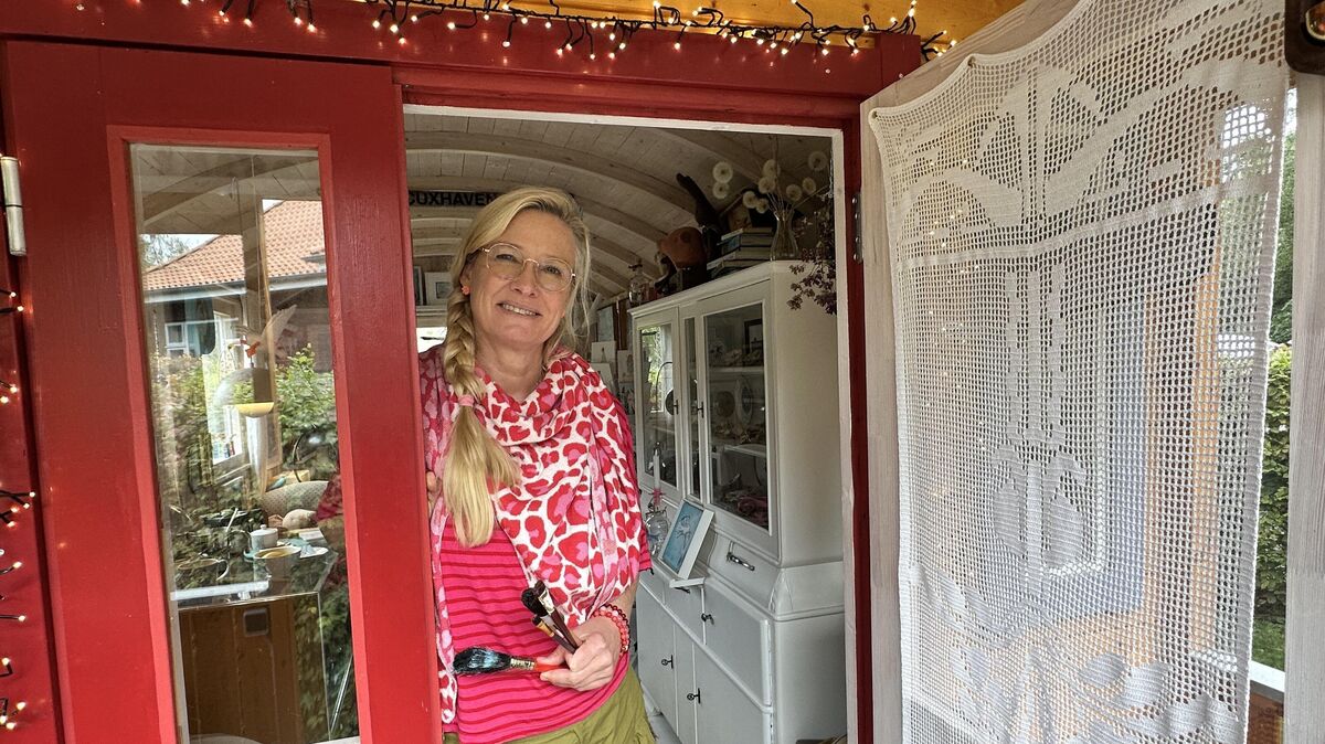 Nicole Grzeskowiak an der Tür zu ihrem "Holler-Hus", einem Bauwagen im Garten, in dem ihre fantasievollen Kreationen entstehen. Foto: Reese-Winne