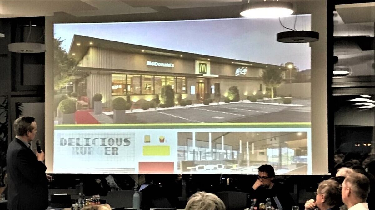Beispielhaft präsentierte Christian Dust im Namen der McDonalds-Gruppe die Ansicht eines Restaurants, wie es möglicherweise auch in Hemmoor entstehen könnte. Foto: Schröder