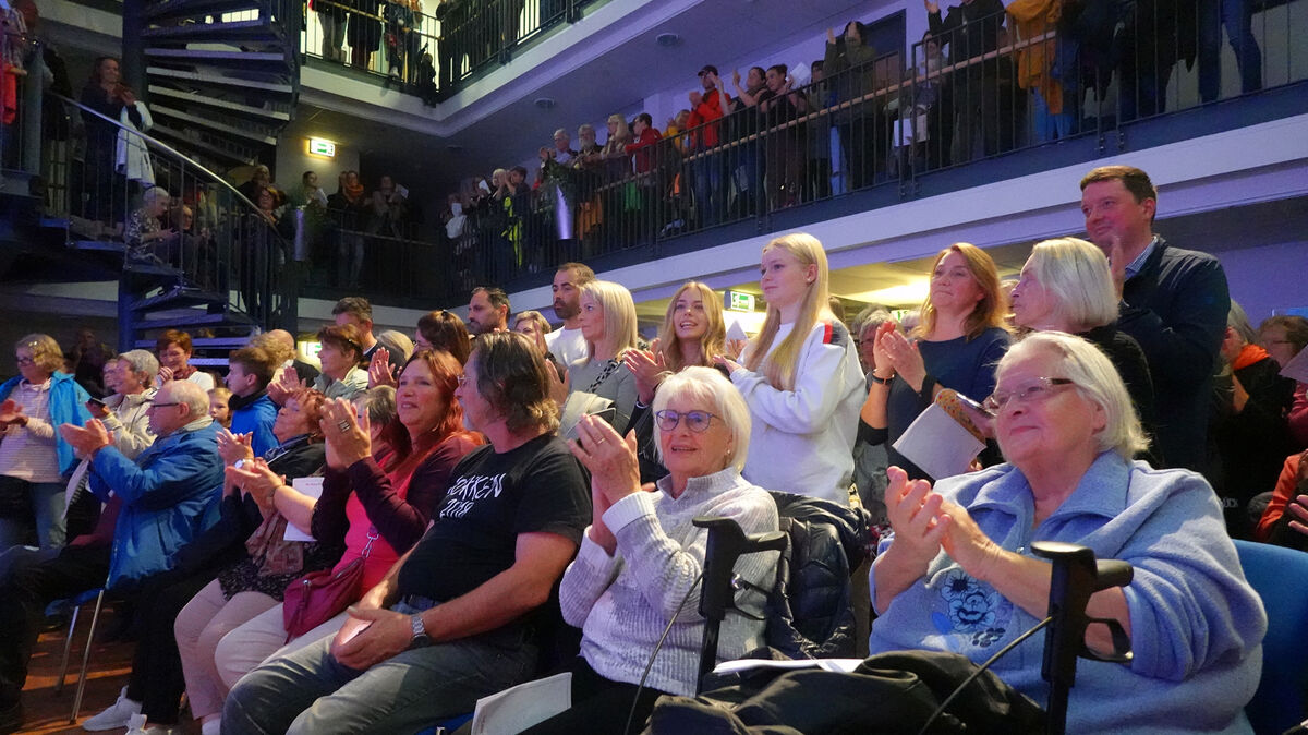 Gute Laune herrscht unter den Besuchern und Gästen. Foto: Tonn