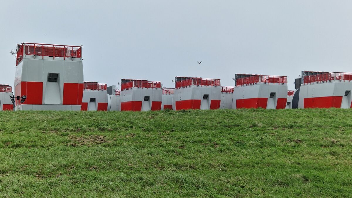 Der Umschlag und die Lagerung von Windenergieanlagen benötigt viel und immer mehr Platz. Bereits heute werden in Cuxhaven in großem Umfang Turmsegmente, Rotorblätter und Getriebehäuser für alle namhaften Hersteller umgeschlagen - doch die Kapazitätsgrenze ist erreicht. Foto: Fischer