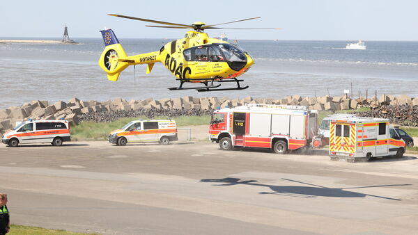 Rettungshubschrauber landet an Grimmershörnbucht in Cuxhaven: Patientin in Fachklinik