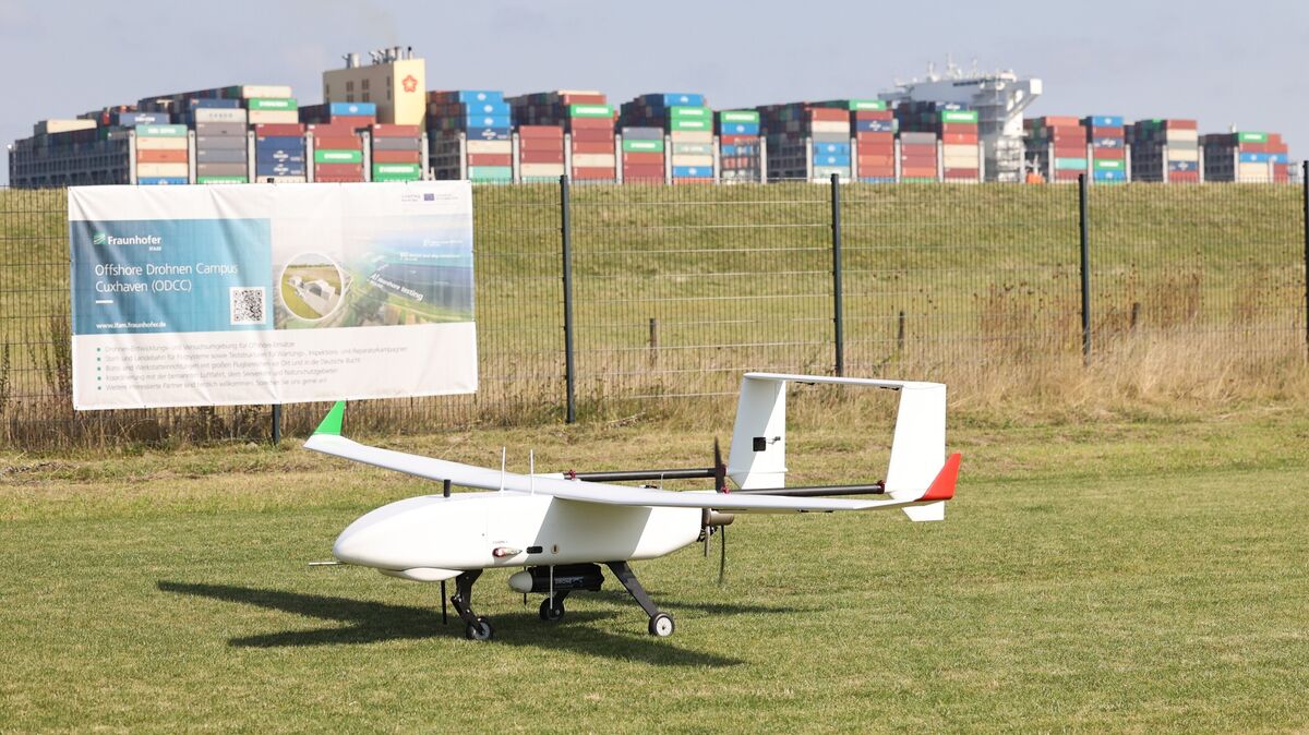 Die Starrflügler-Drohne "S360Mk.II" auf der Landebahn direkt hinter dem Deich. Die Drohne kann Geschwindigkeiten von bis zu 100 Kilometern pro Stunde erreichen. Die Reichweite ist unbegrenzt. Foto: Larschow