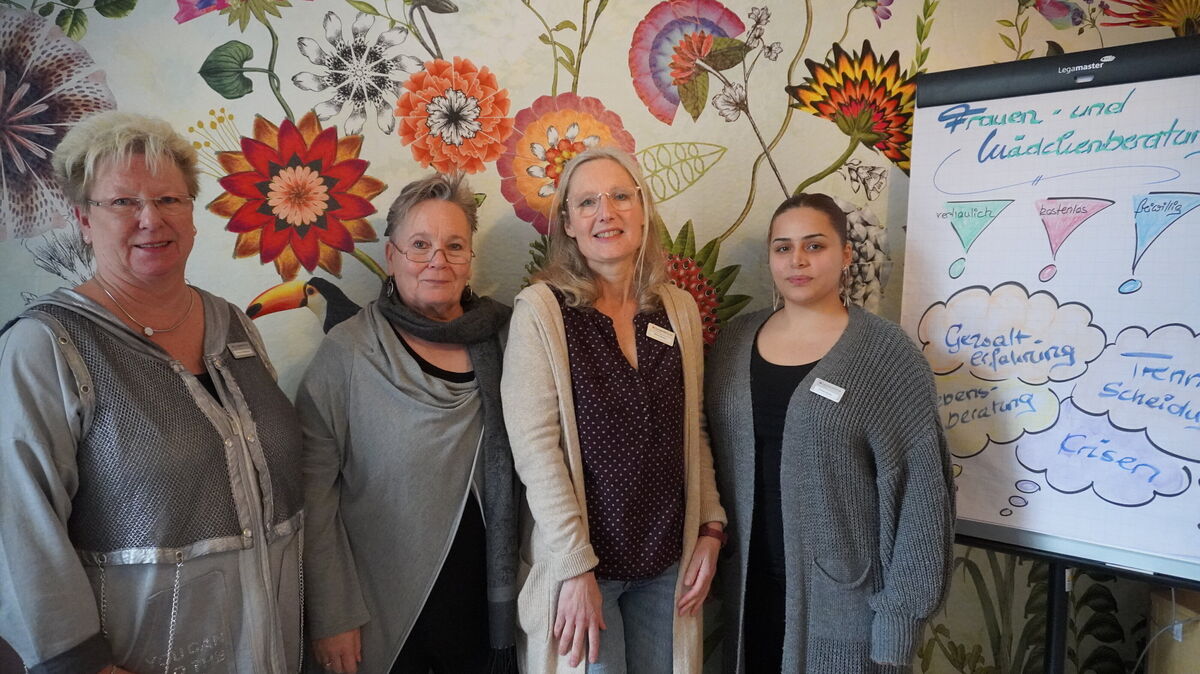 Martina Buhlmann (l.), Ulrike Reiter (2.v.l.), Mirian Breuer (2.v.r.) und Fatma Akcun (r.) arbeiten beim Paritätischen Cuxhaven in den Frauenschutzprojekten. Foto: Brettschneider