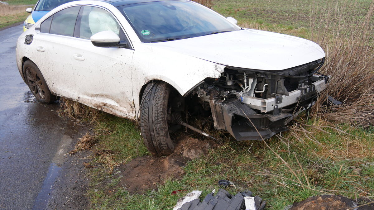 Auf glatter Straße nach einem Schnee- und Hagelschauer kommt der Fahrer des Peugeots ins Schlingern, durchfährt einen Graben und kommt an einer Feldauffahrt zum Stehen. Foto: Lange