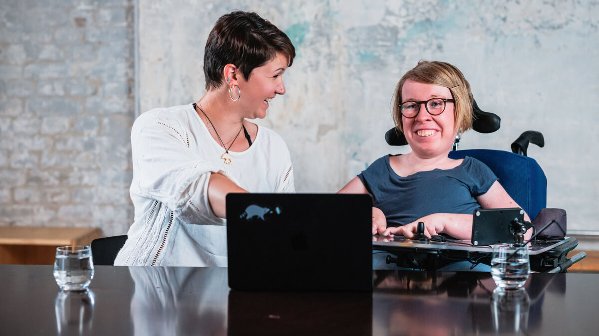 Karina Sturm (l. ) und Anne Gersdorff sind in diesem Jahr zum Europäischen Protesttag zur Gleichstellung von Menschen mit Behinderungen in Cuxhaven zu Gast. Foto: Andi Weiland / Gesellschaftsbilder.de