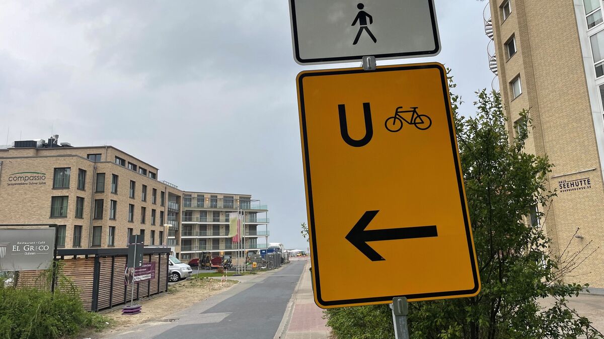 Fußgänger und Radfahrer, die zwischen Wehrbergs- und Dünenweg unterwegs sind, müssen aufgrund von Promenadenbauarbeiten einen Umweg durch das Wäldchen  an der Wehrbergskuhle nehmen. Foto: Koppe