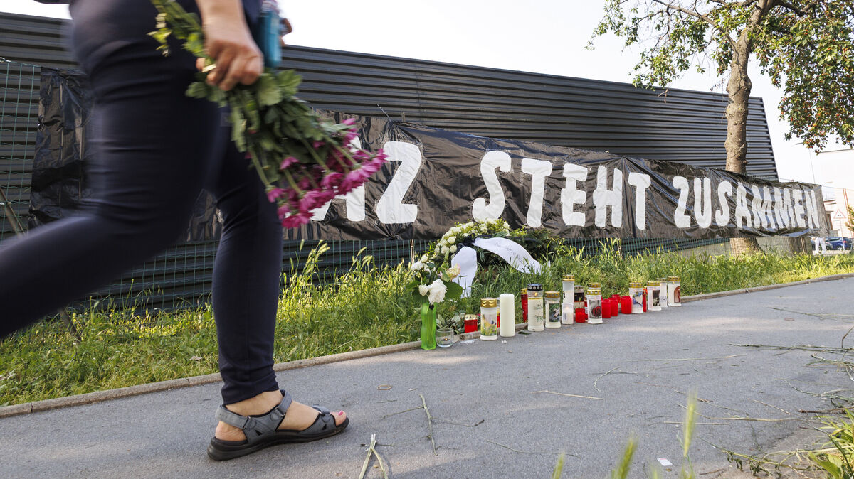 Kerzen und Blumen werden nach dem Amoklauf mit elf Toten und einem Dutzend teils lebensgefährlich Verletzten vor der Grazer Schule niedergelegt. Foto: dpa/Scheriau