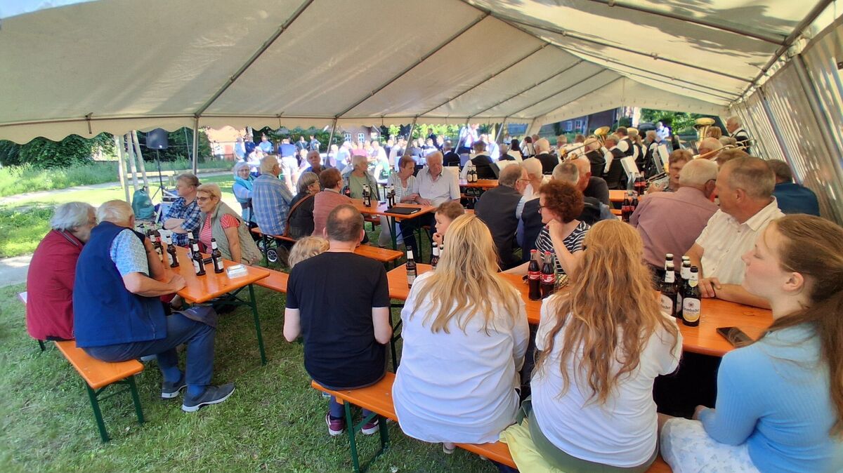 Etwa 70 Bürgerinnen und Bürger sowie einige Gäste folgen der Einladung der Gemeinde Hechthausen zum zweiten Sommerfest im "Kirchenumfeld". Foto: Lange