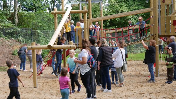 Hemmoor feiert Weltkindertag: Neuer Abenteuerspielplatz am Heidestrandbad eröffnet