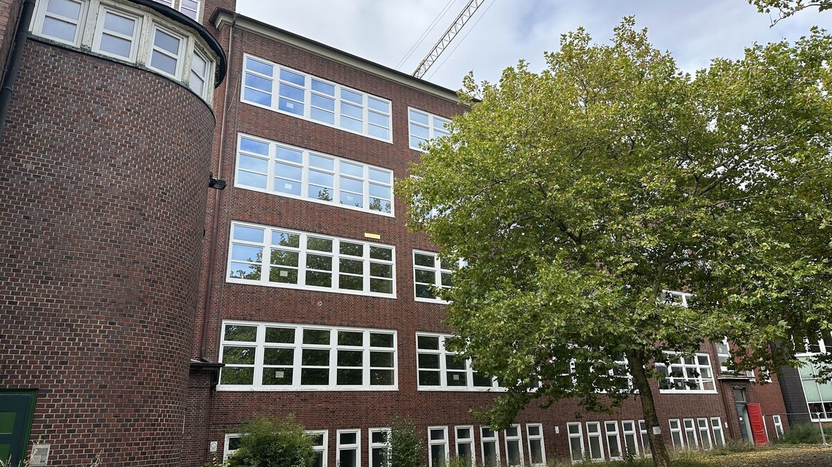 Vor eineinhalb Jahren hat die Schule den Haupttrakt geräumt, der nun grundlegend saniert wird. Fotos: Reese-Winne