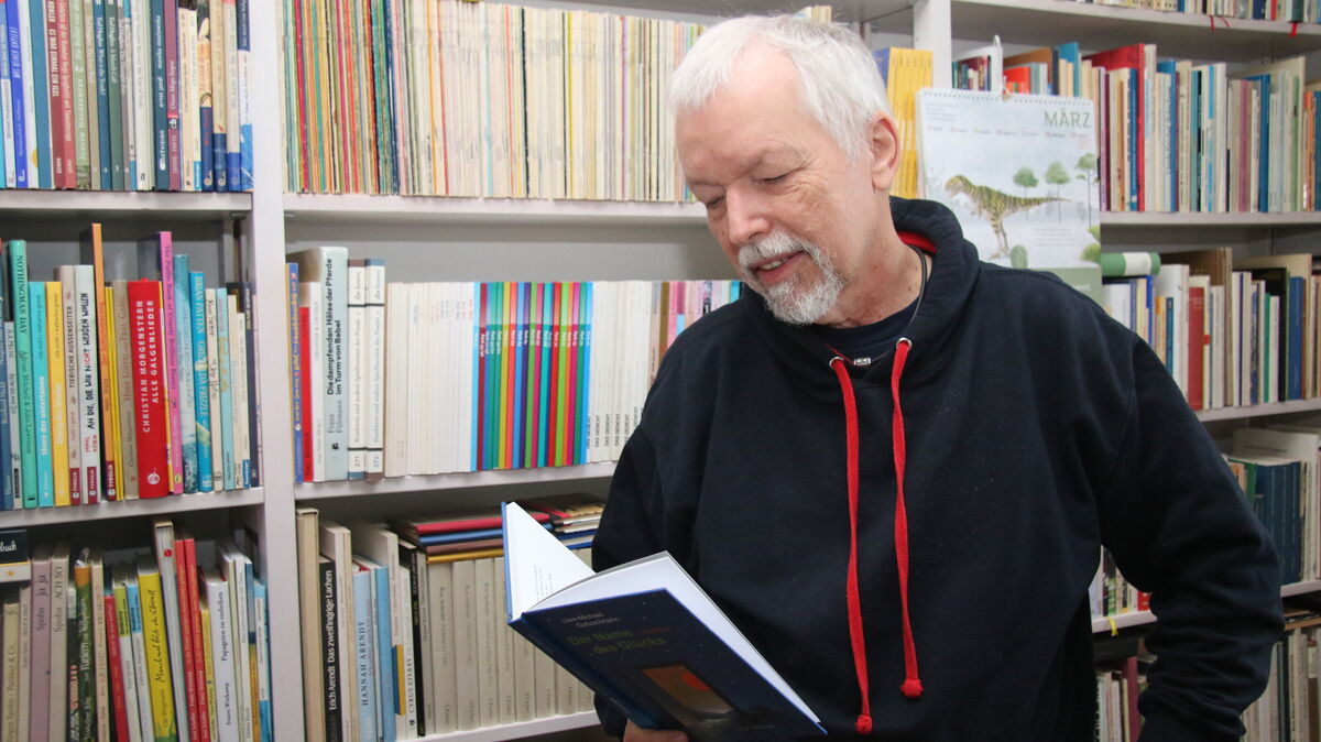 Uwe-Michael Gutzschhahn in seinem Arbeitszimmer in Cuxhaven, umgeben von der Bibliothek eines Lebens mit Büchern – als Leser, Übersetzer, Lyriker und Autor. Foto: Potschka