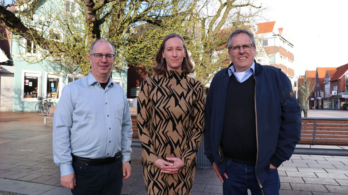 Claus Johannßen (rechts) will Bürgermeister der Stadt Otterndorf bleiben. Mareike von Thaden, Vorsitzende des SPD-Distrikts Otterndorf, und Malte Hinck (links), Vorsitzender der SPD-Fraktion im Stadtrat, unterstützen die Kandidatur. Foto: Mangels