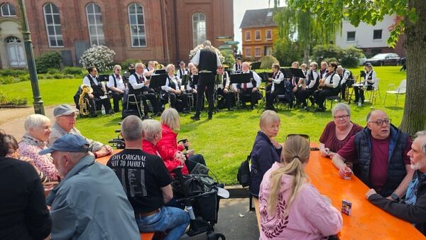 Trödel, Musik, Kulinarisches und Politiker beim Fährmarkt in Osten
