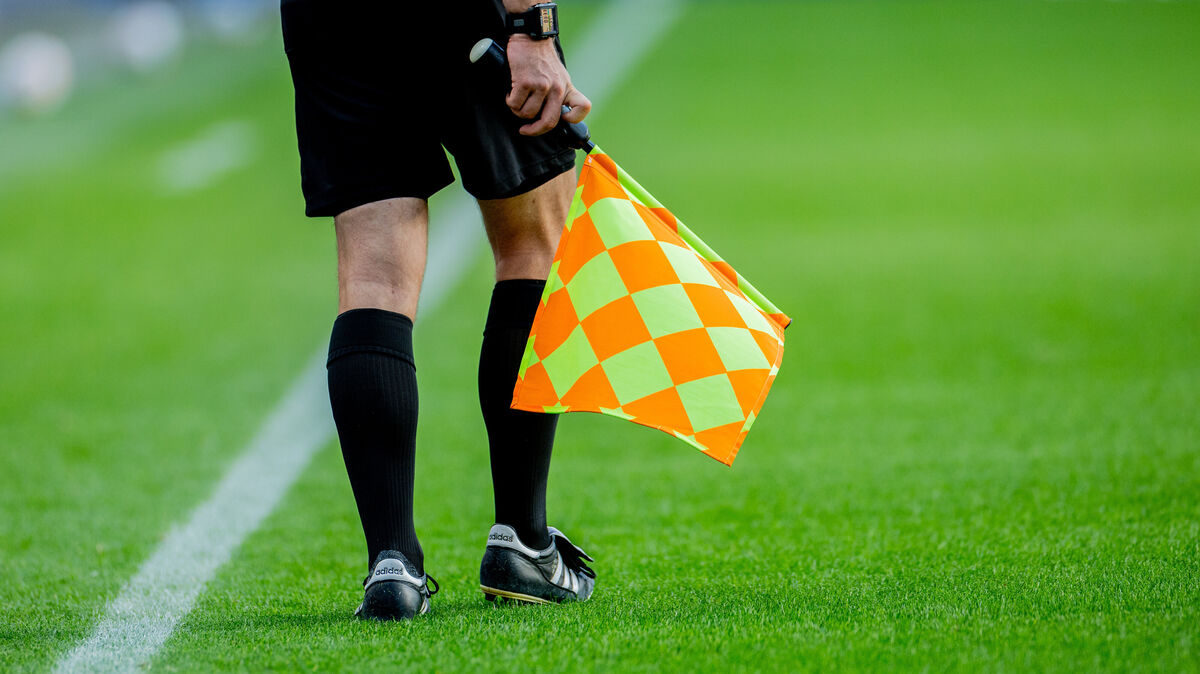 Ein Linienrichter verfolgt das Spielgeschehen von der Seitenlinie aus. Zur Saison 2026/2027 ändern sich wieder einige Fußballregeln. Der Spielfluss
soll erhöht werden. Foto: Vennenbernd/dpa