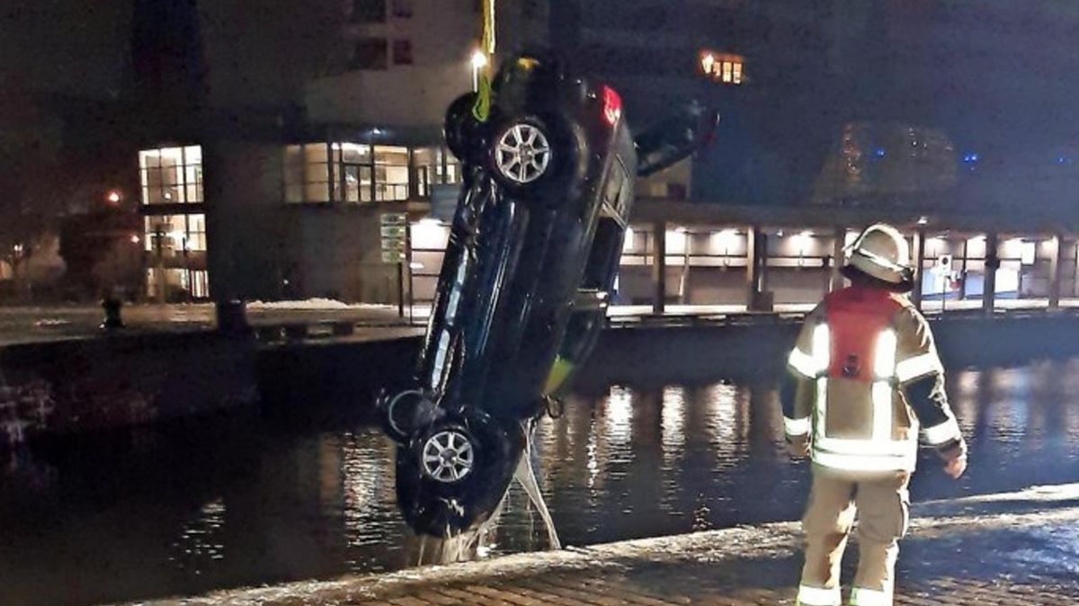 Die Bremerhavener Feuerwehr zog das Auto aus dem Hafenbecken. Foto: Berufsfeuerwehr Bremerhaven