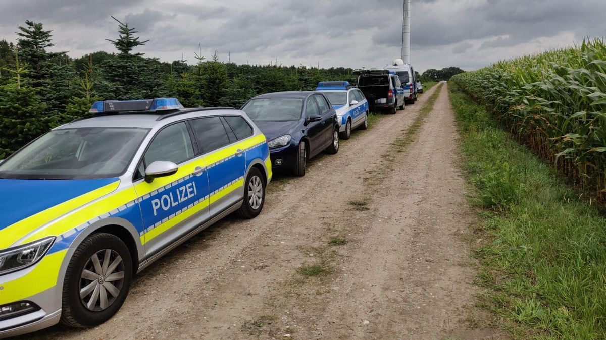 Über 50 Beamte von Polizei und Zoll waren vor Ort. Auch Polizeihunde wurden eingesetzt. Foto: Polizei