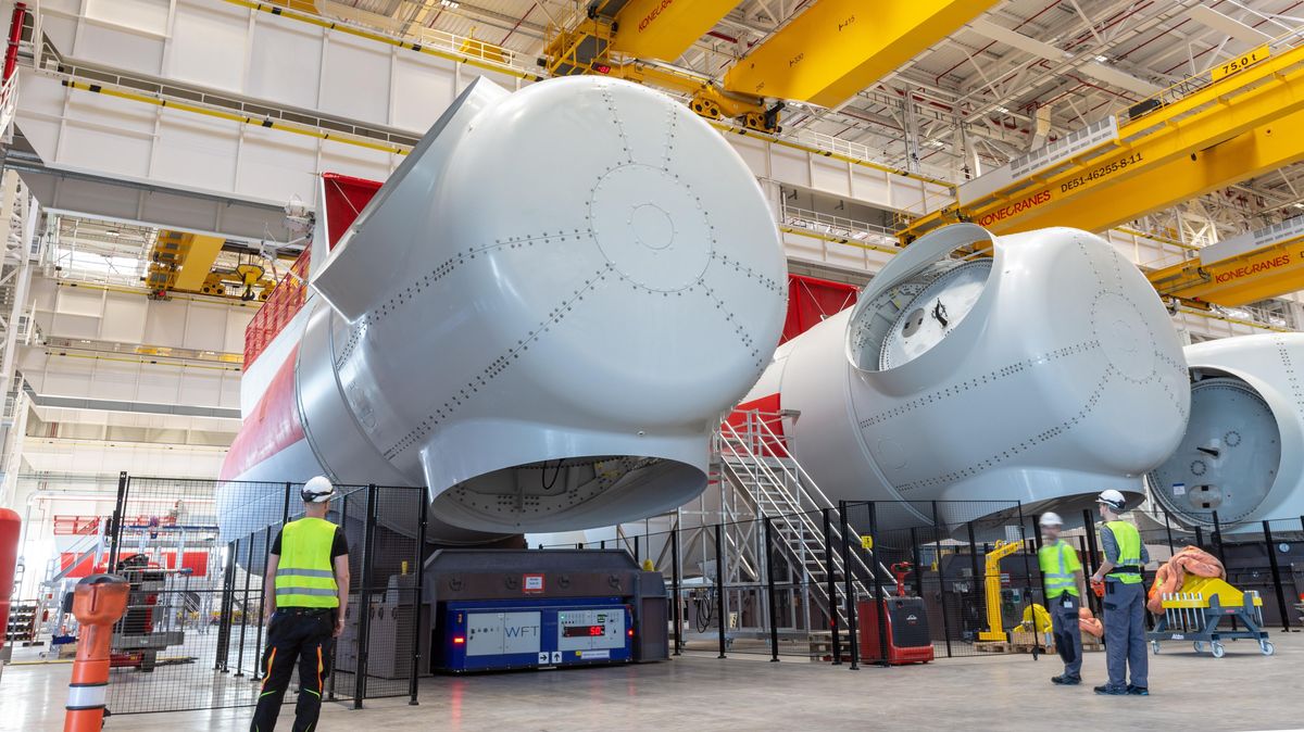 Noch sind die Hallen, in denen die 8-Megawatt-Turbinen montiert werden, groß genug. Um ab 2024 Offshore-Anlagen der nächsten Generation in Serie zusammenbauen zu können, wird das zusätzliche Grundstück in Richtung Altenbruch benötigt, das sich der Konzern jetzt gesichert hat. Foto: Siemens Gamesa