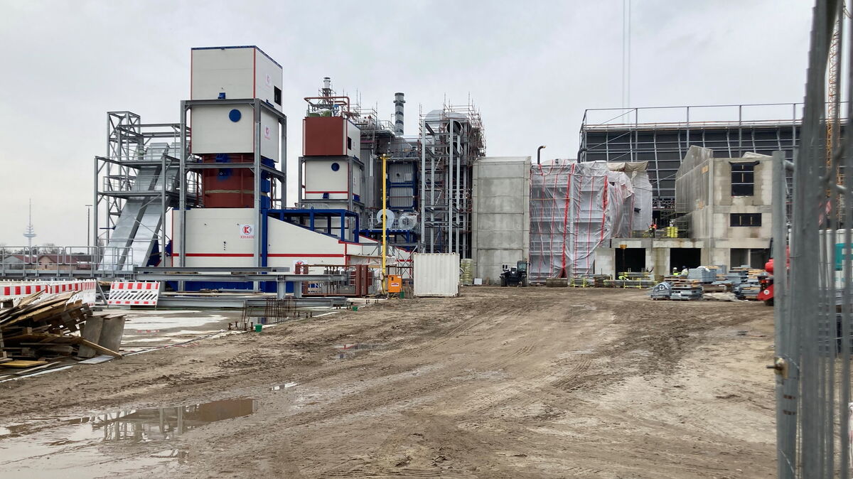 "Nicht unzufrieden" sei man, betont die Projektleitung auf die Frage nach Fortschritten auf der Holzheizkraftwerk-Baustelle im Hafen. Foto: Koppe